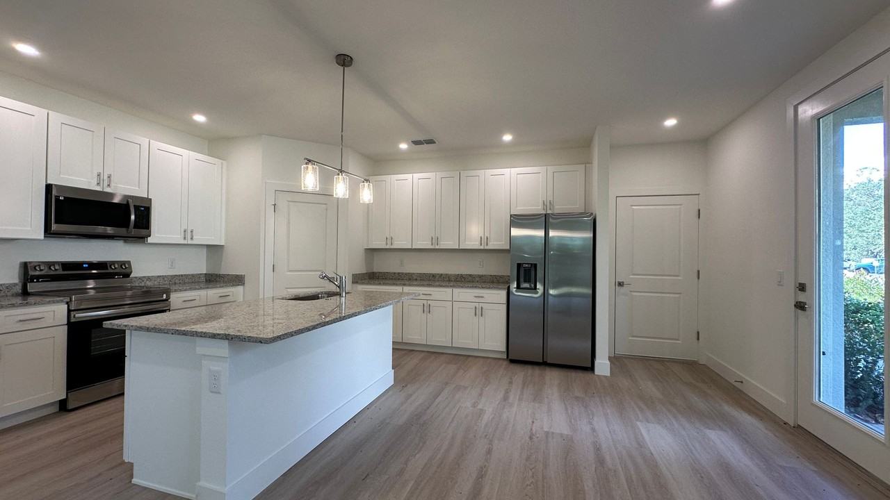 302 Ne Triplet Dr - Photo 4 of 36