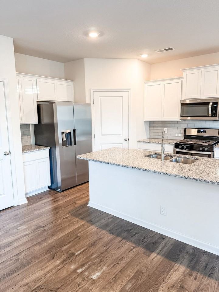130 Harbour Pointe Ln - Photo 3 of 27