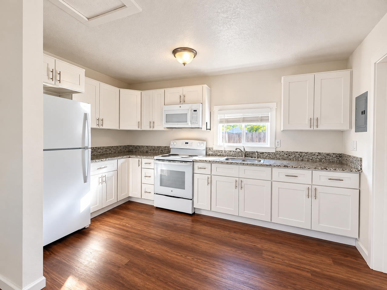 2136 Main St #B - Photo 2 of 6