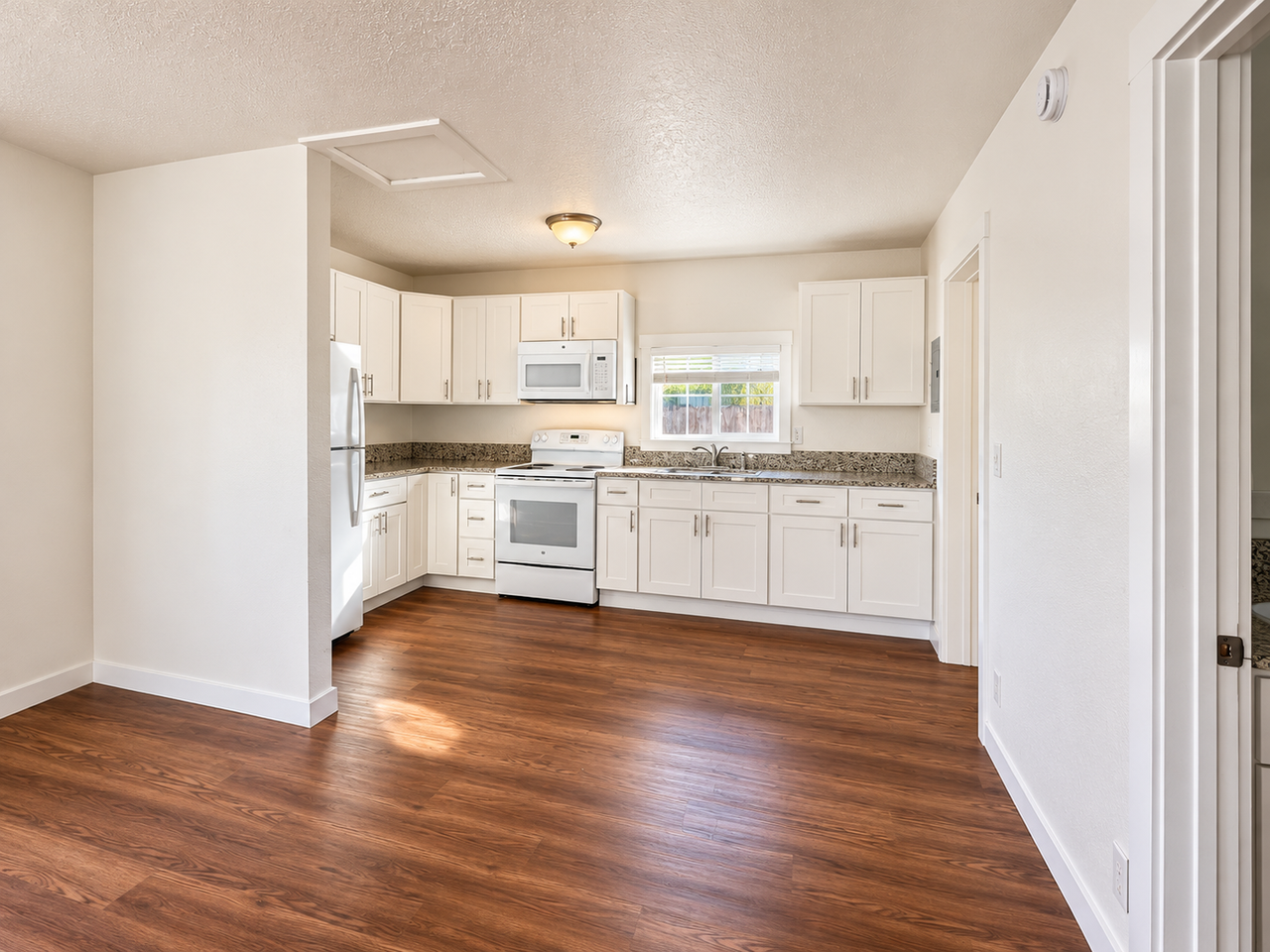 2136 Main St #B - Photo 3 of 6