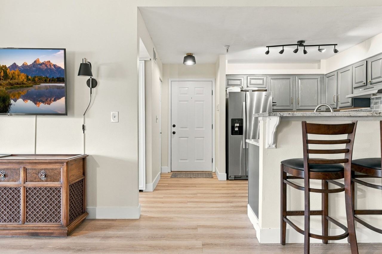 12233 W Cross Dr - Photo 4 of 31