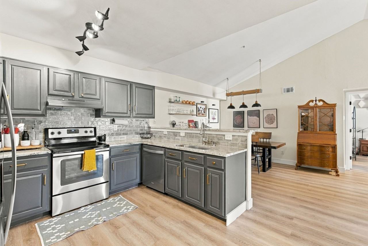 12233 W Cross Dr - Photo 5 of 31