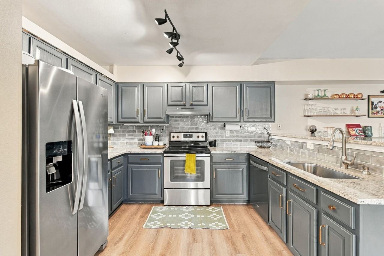 12233 W Cross Dr - Photo 6 of 31