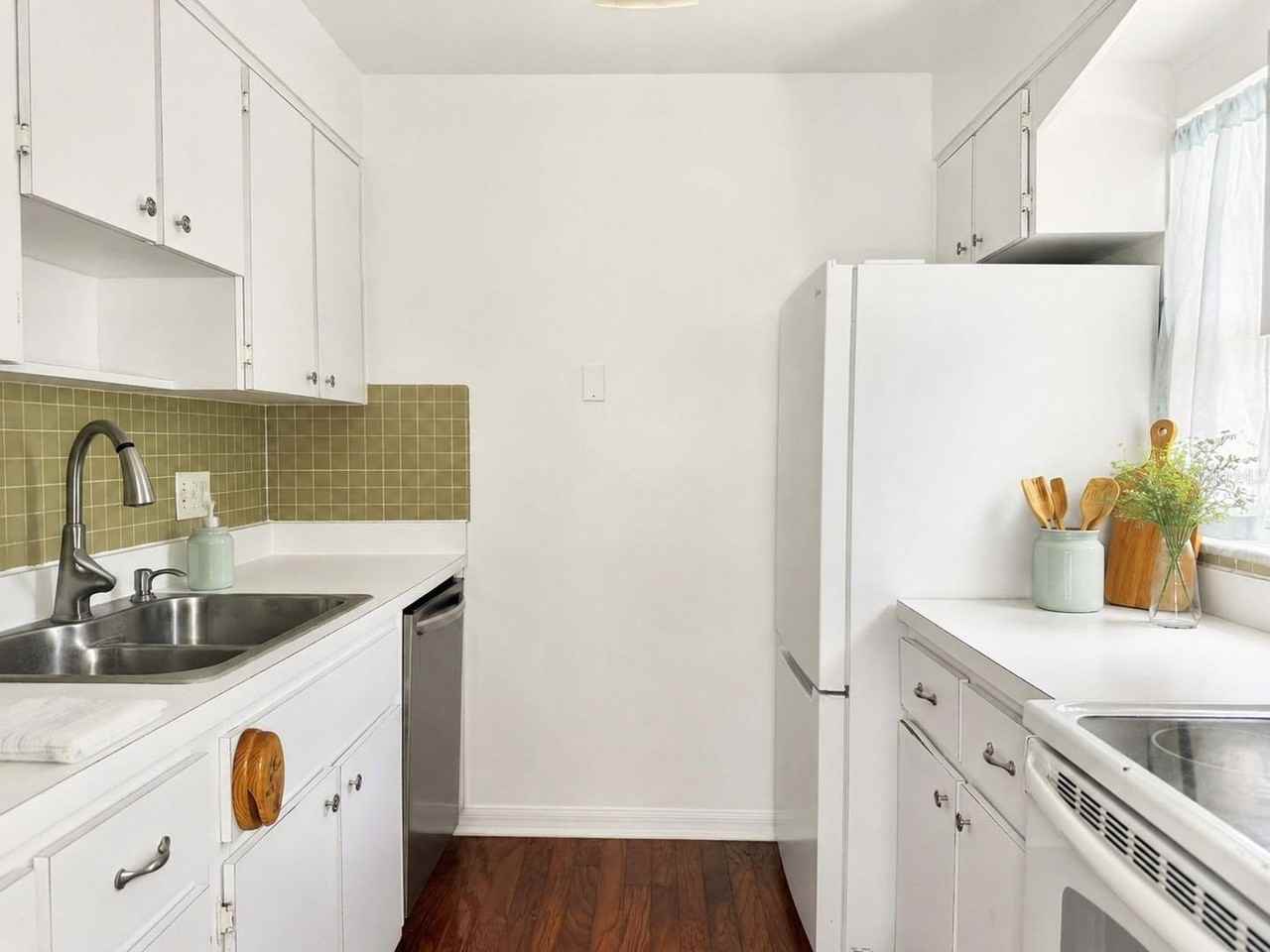 350 79th Ave N #102 - Photo 7 of 33
