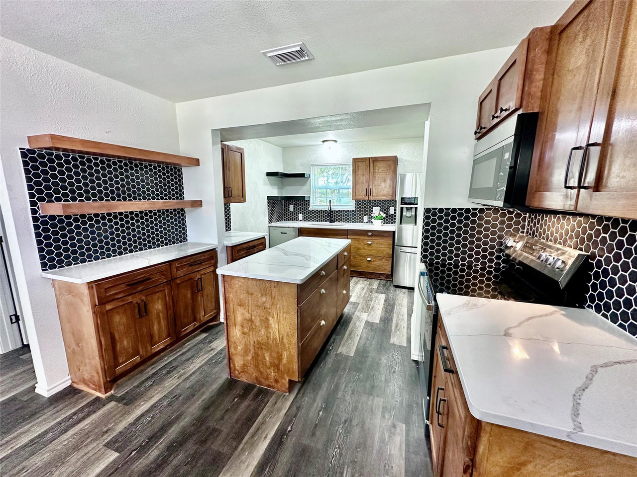 4617 Waterway Dr N - Photo 2 of 27