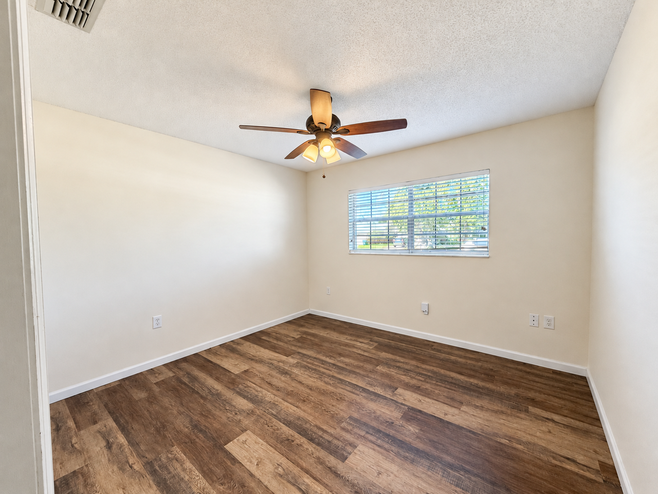 1340 Markham Ave - Photo 4 of 20