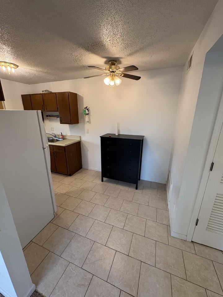 1030 Southpark Dr #8 - Photo 3 of 9