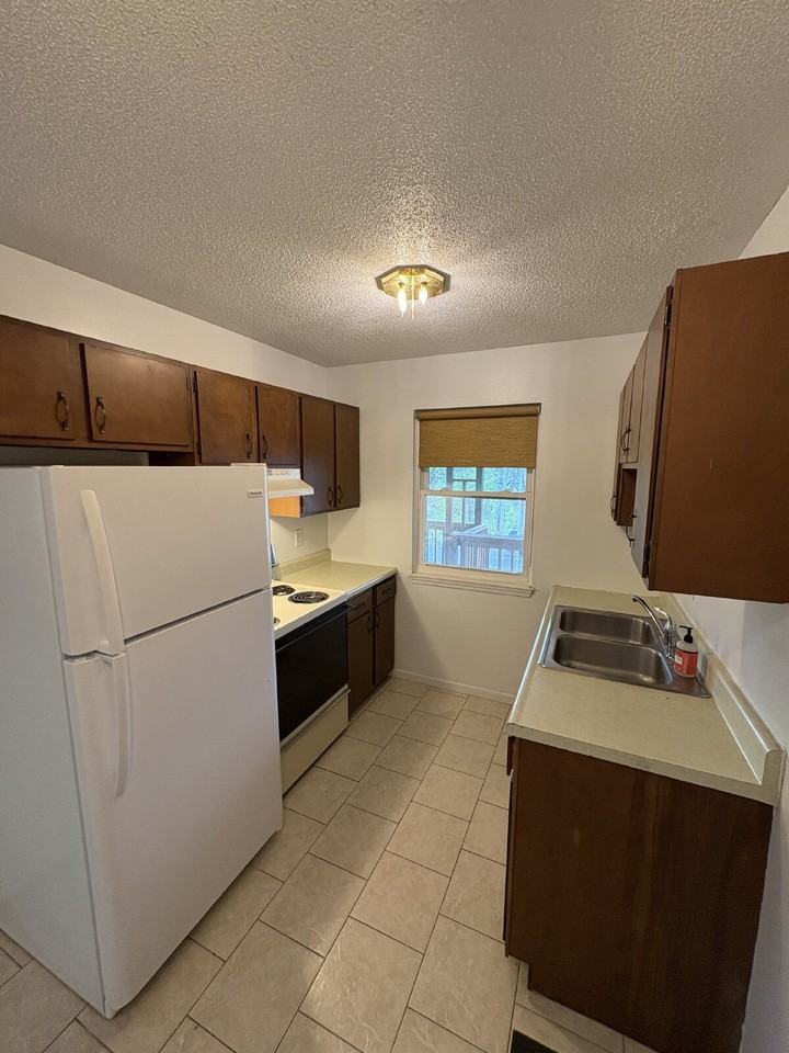 1030 Southpark Dr #8 - Photo 4 of 9