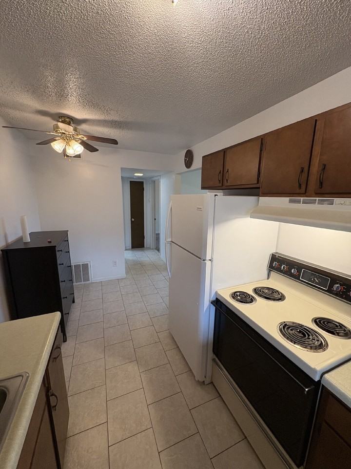 1030 Southpark Dr #8 - Photo 5 of 9