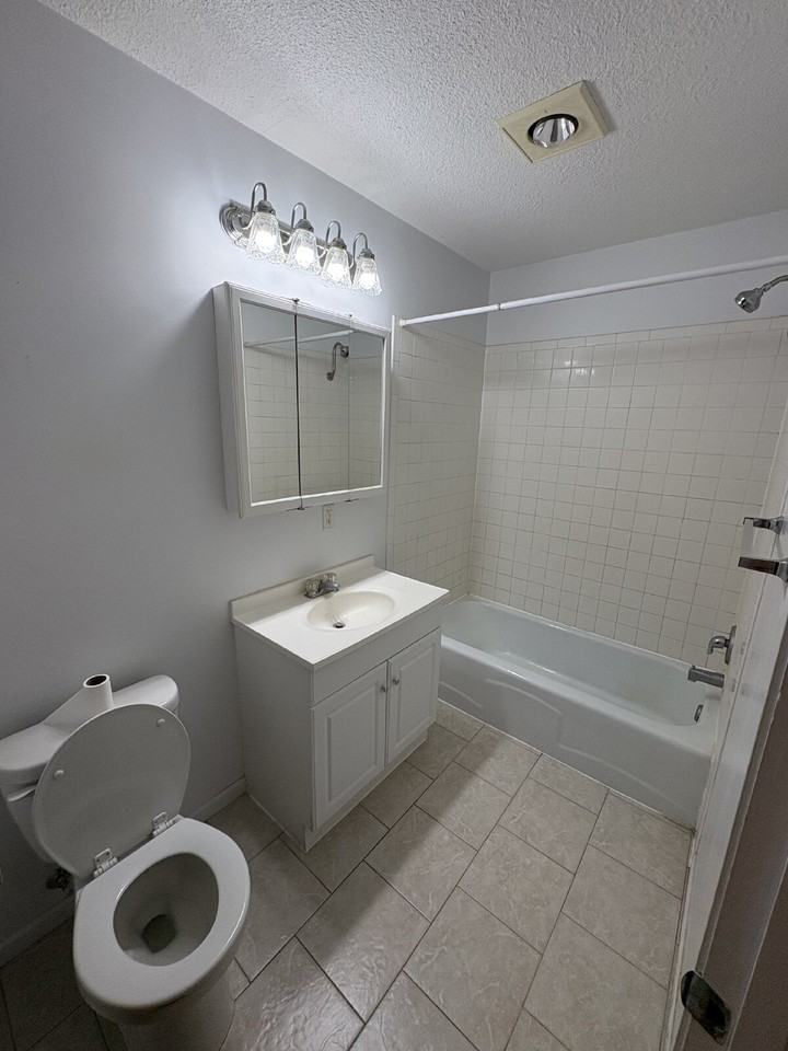 1030 Southpark Dr #8 - Photo 6 of 9