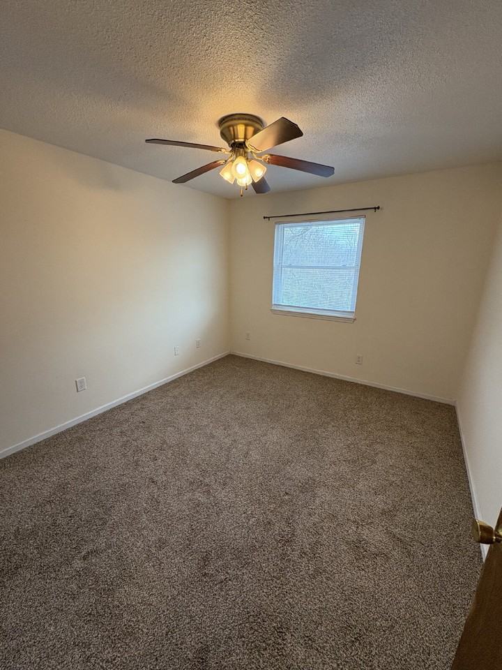 1030 Southpark Dr #8 - Photo 7 of 9