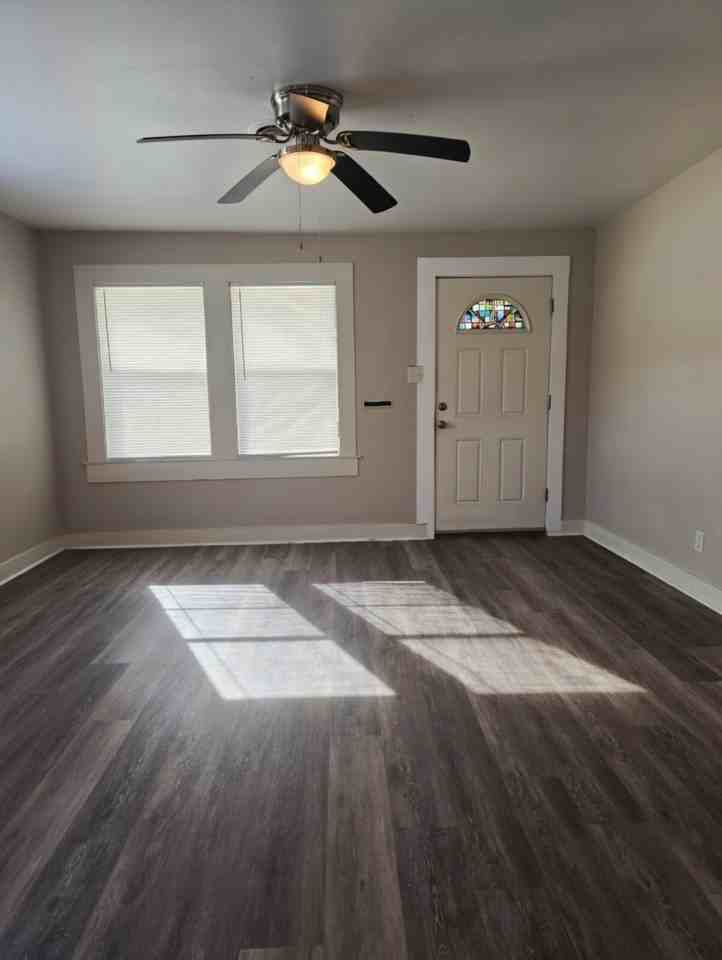 1127 W Procter St - Photo 2 of 9