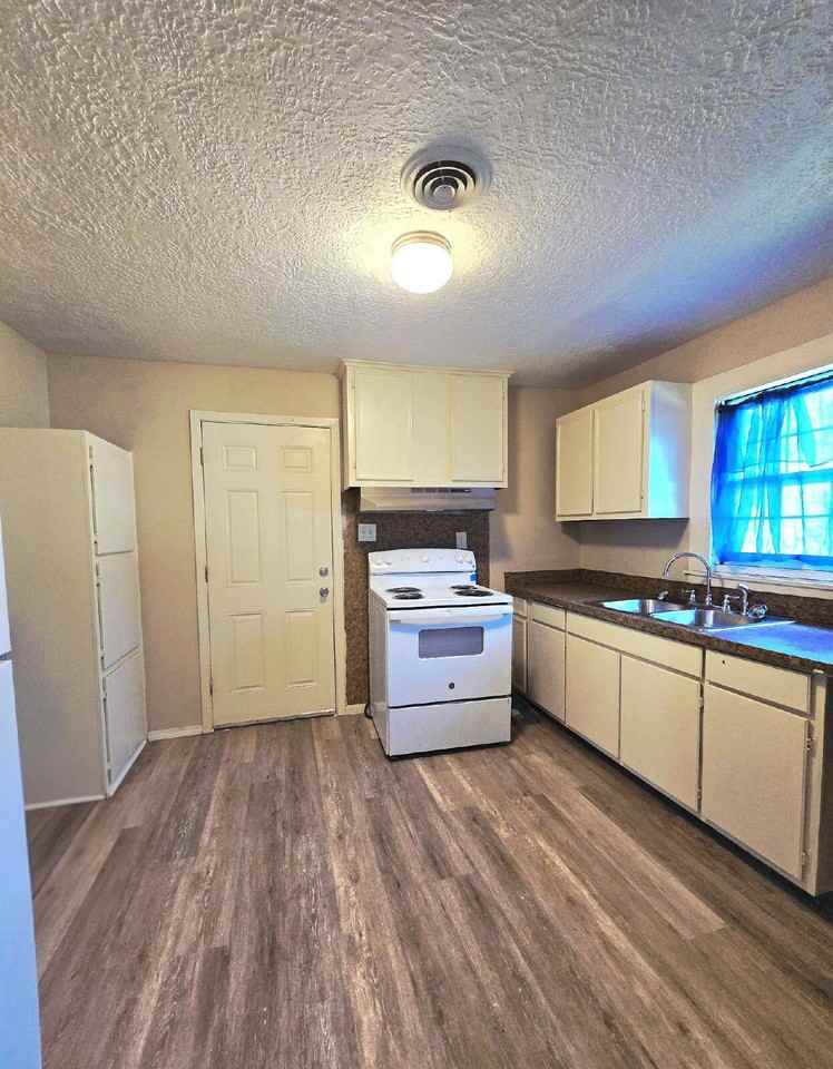 1127 W Procter St - Photo 4 of 9