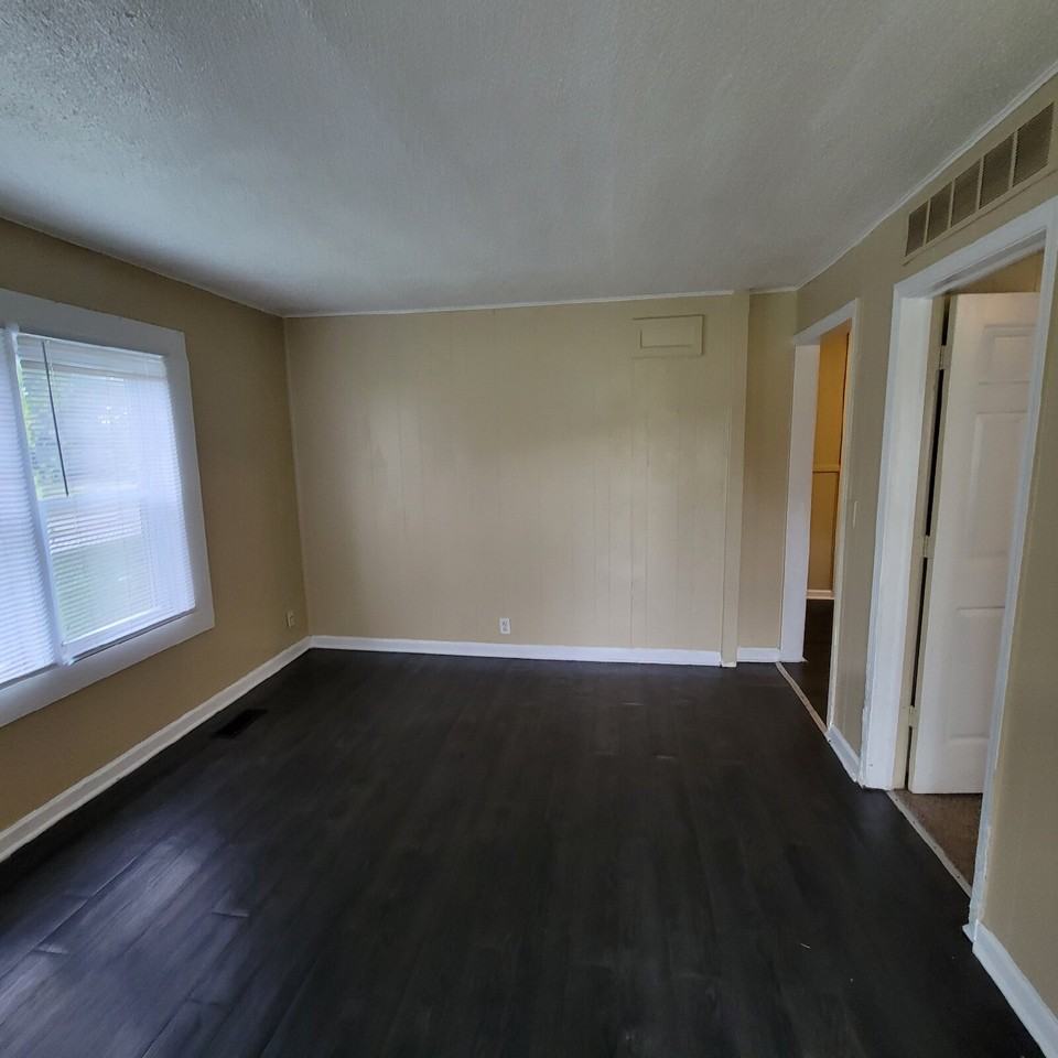 1501 S Kiel Ave - Photo 3 of 8