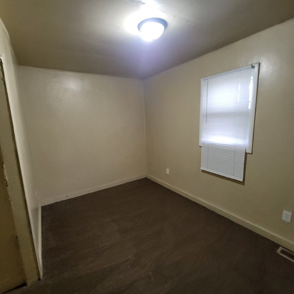 1122 S Reisner St - Photo 7 of 11