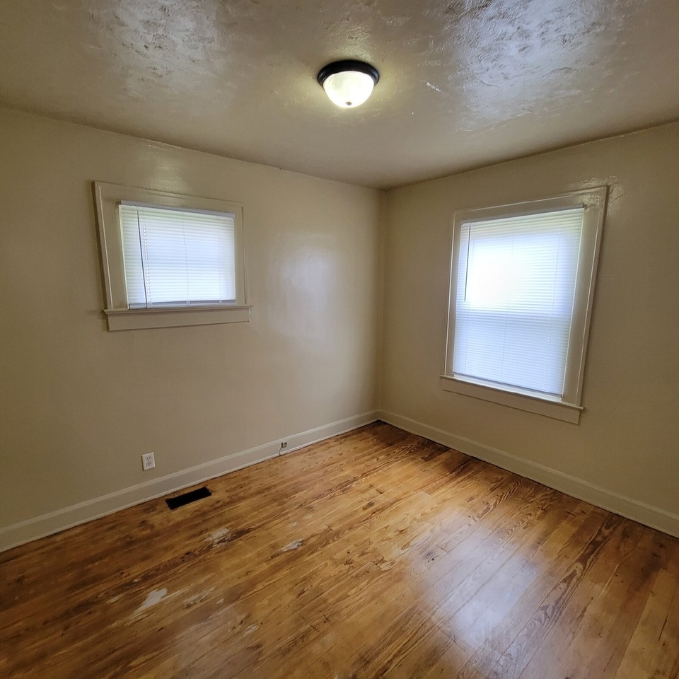 726 N Exeter Ave - Photo 4 of 7