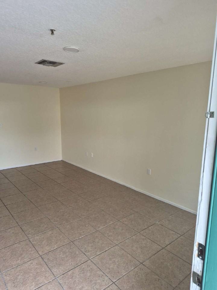 5816 Congress St #203 - Photo 4 of 16