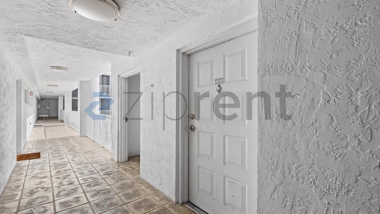126 Sw 17th Rd #409 - Photo 2 of 23