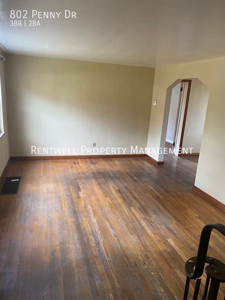 802 Penny Dr - Photo 2 of 12