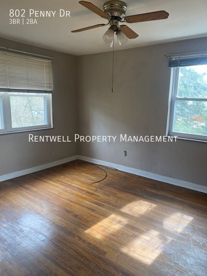 802 Penny Dr - Photo 4 of 12