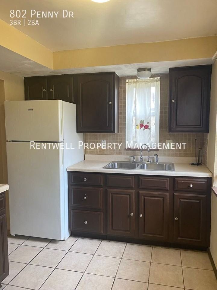 802 Penny Dr - Photo 5 of 12