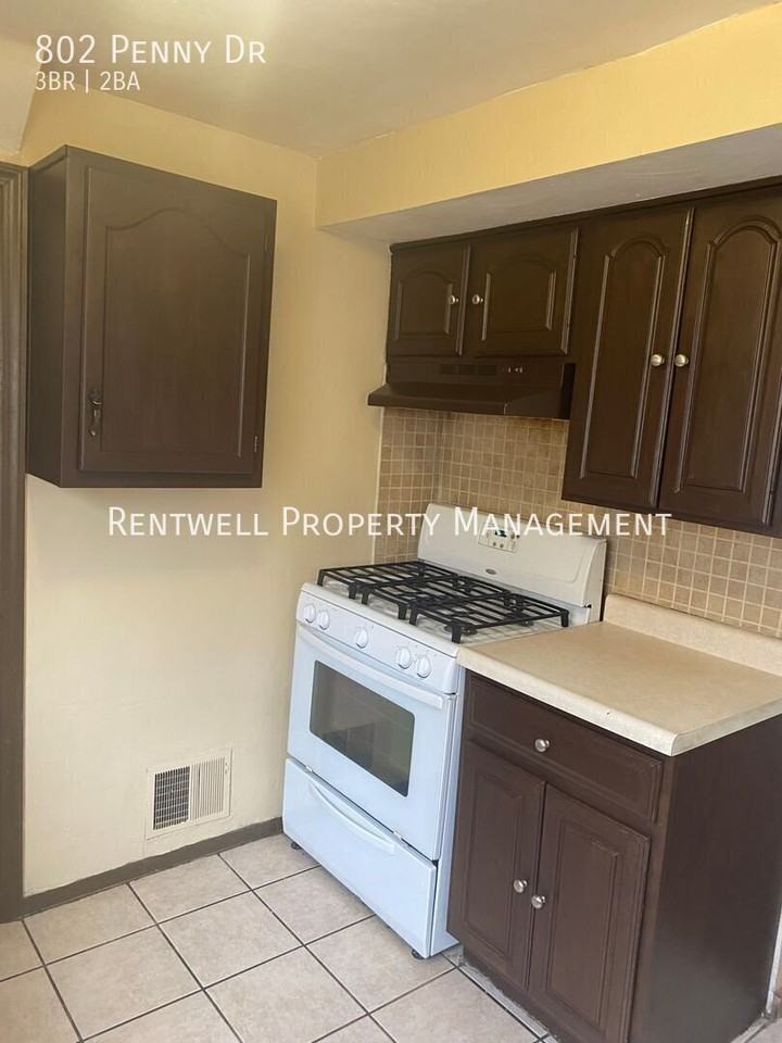 802 Penny Dr - Photo 6 of 12
