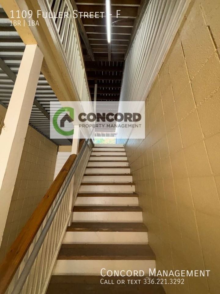 1109 Fuller St #F - Photo 3 of 8