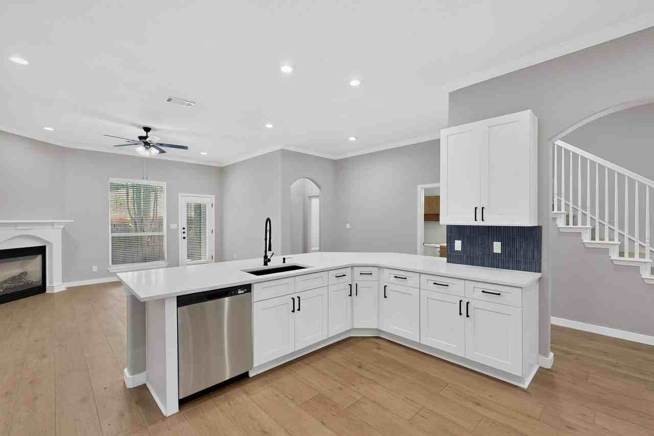 612 Wyndham Cir - Photo 6 of 18