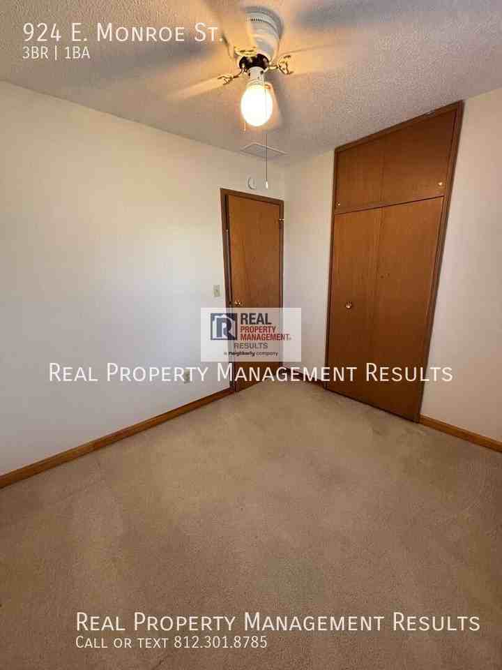 924 E Monroe St - Photo 7 of 17