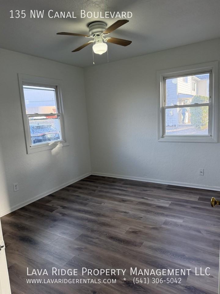 135 Nw Canal Blvd - Photo 3 of 8