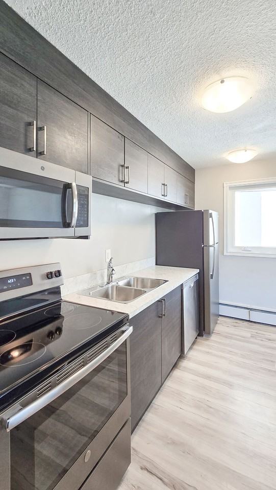 1727 10 St Sw - Photo 4 of 23