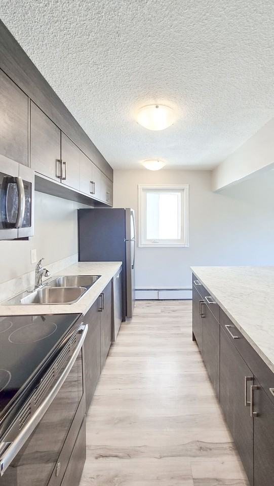 1727 10 St Sw - Photo 5 of 23