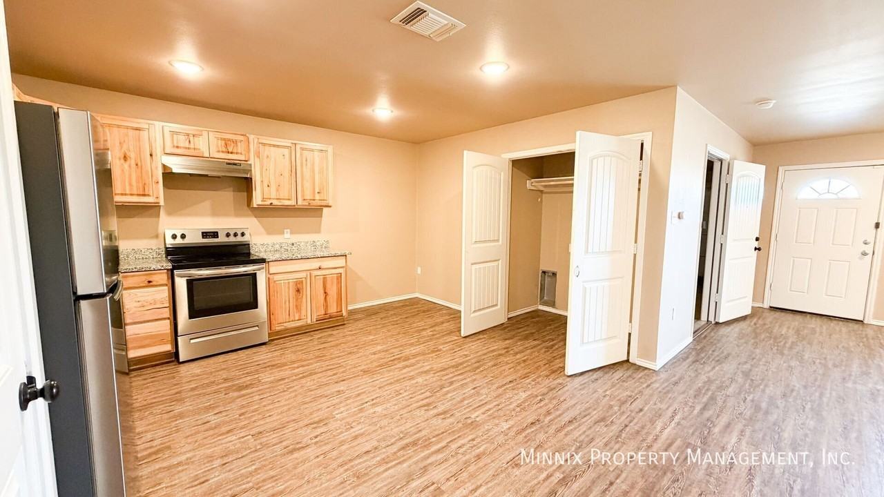 2517 N Avenue O - Photo 6 of 15