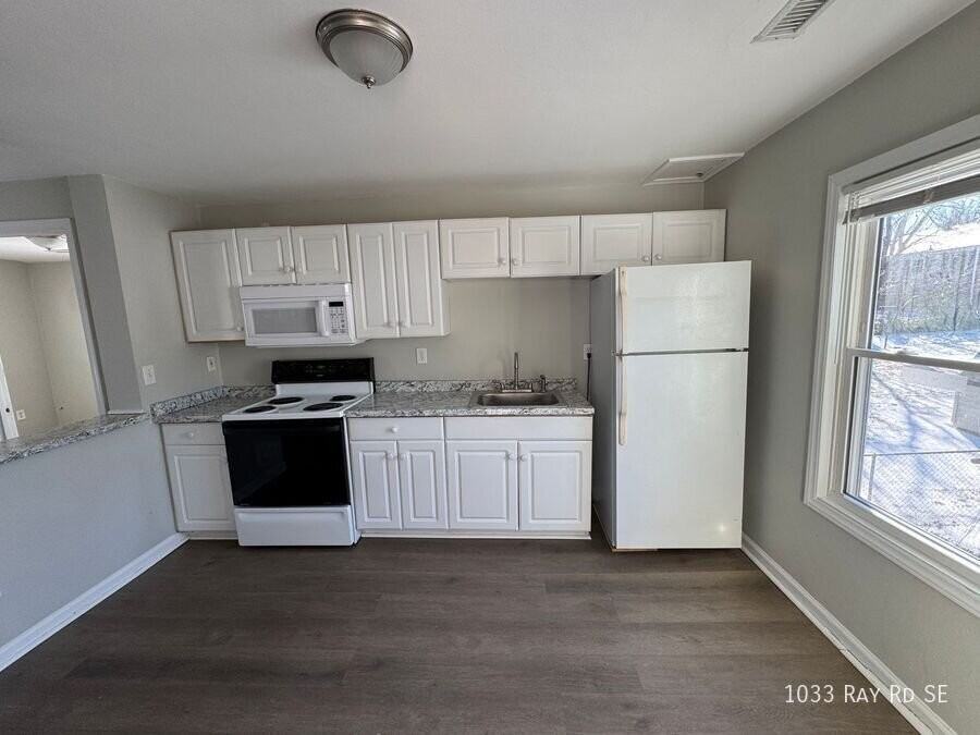 1033 Ray Rd Se - Photo 2 of 4