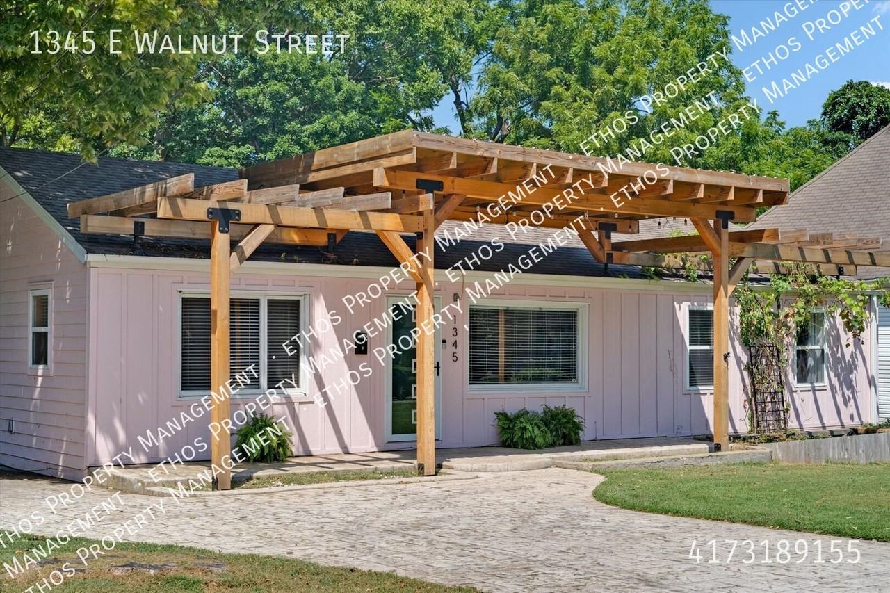 1345 E Walnut St - Photo 4 of 47
