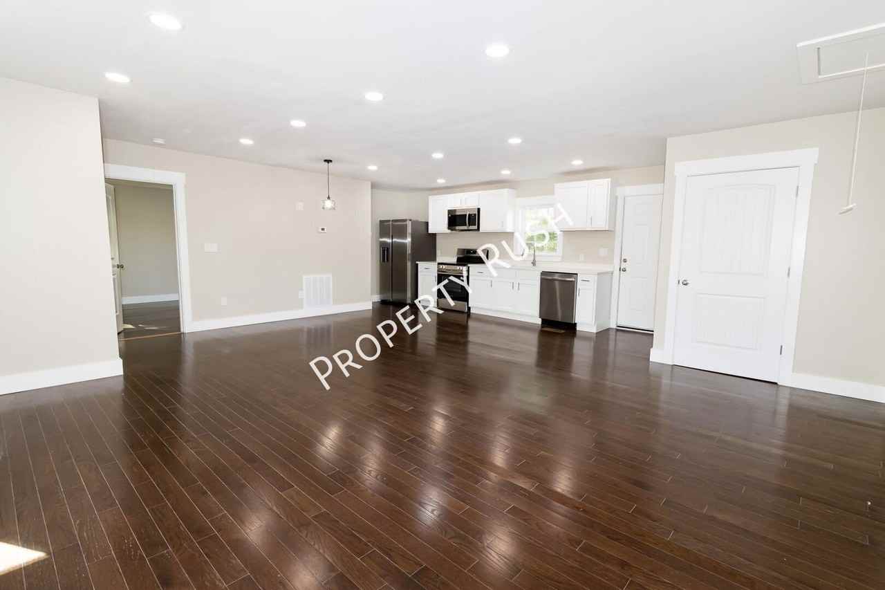300 Longwood St - Photo 4 of 36