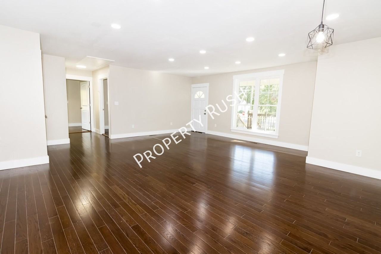 300 Longwood St - Photo 5 of 36