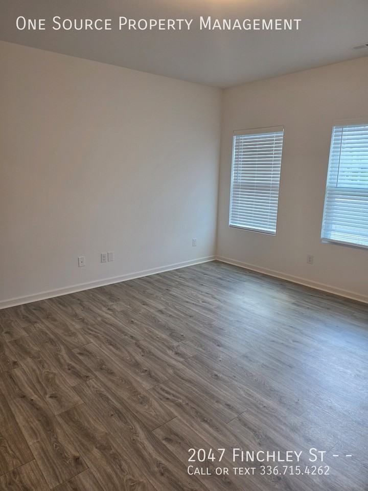 2047 Finchley St - Photo 4 of 25