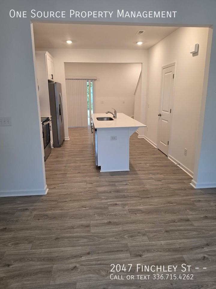 2047 Finchley St - Photo 5 of 25