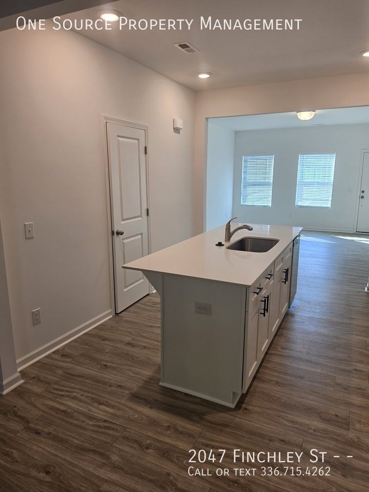 2047 Finchley St - Photo 6 of 25