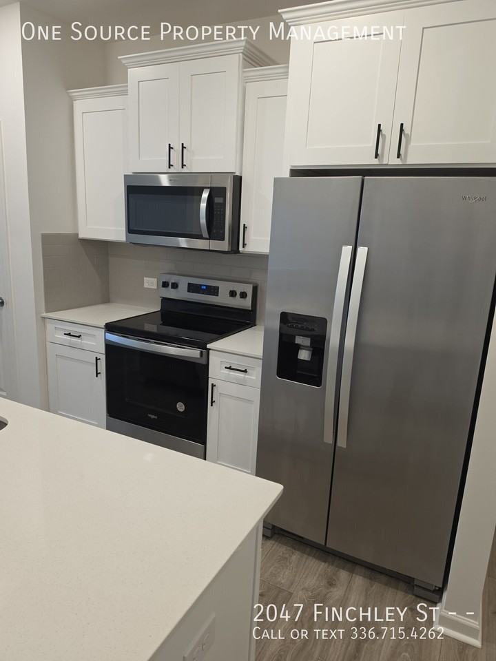 2047 Finchley St - Photo 7 of 25