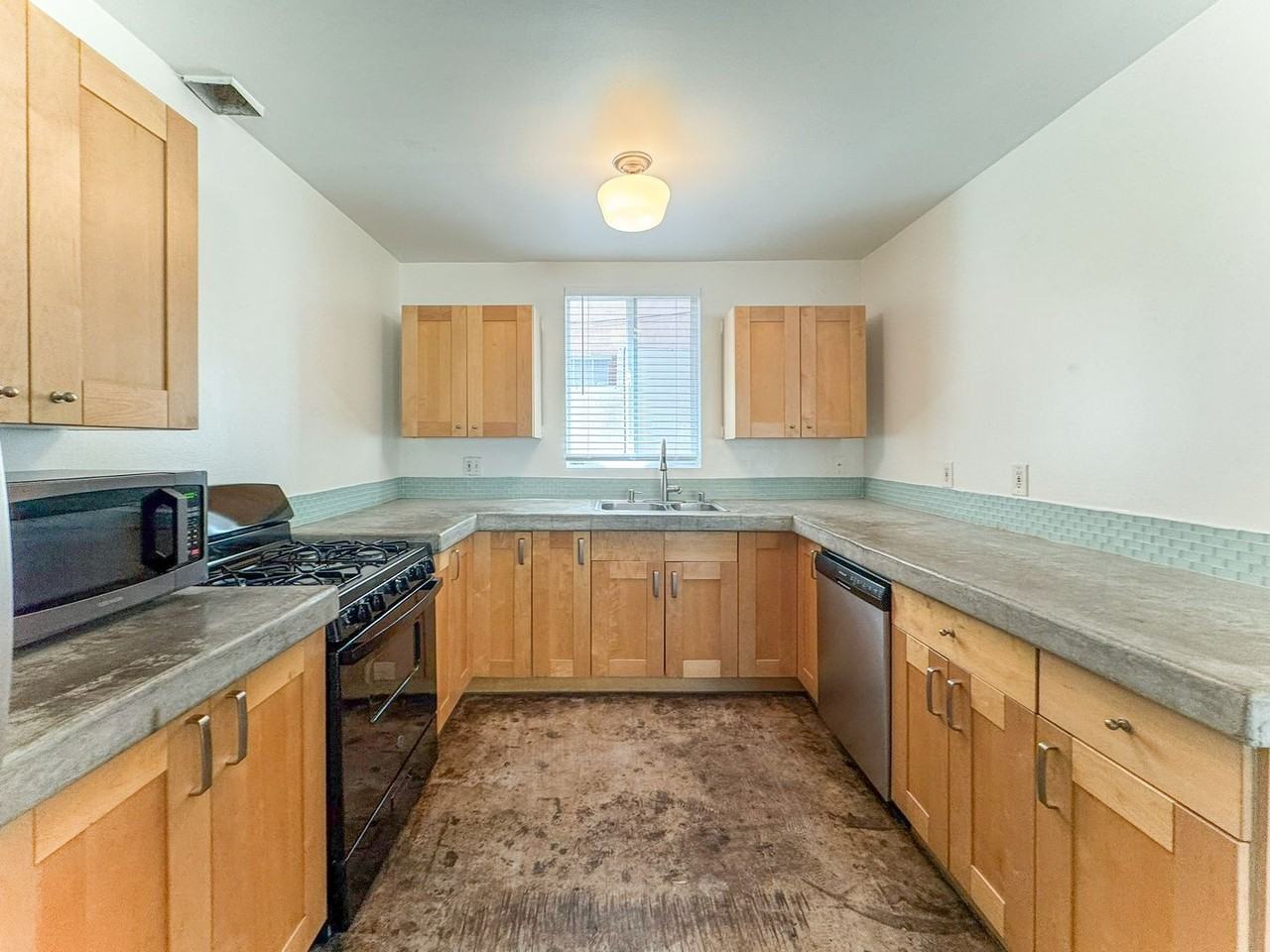 535 Brooks Ave #2 - Photo 3 of 17