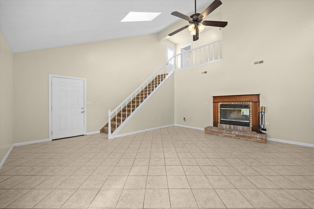 2107 N Keebler Ave #E - Photo 4 of 14