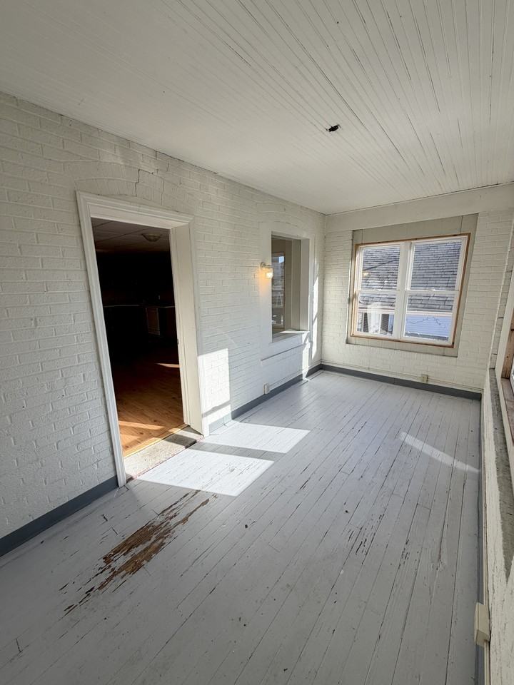 215 W 2nd St #3 - Photo 5 of 15