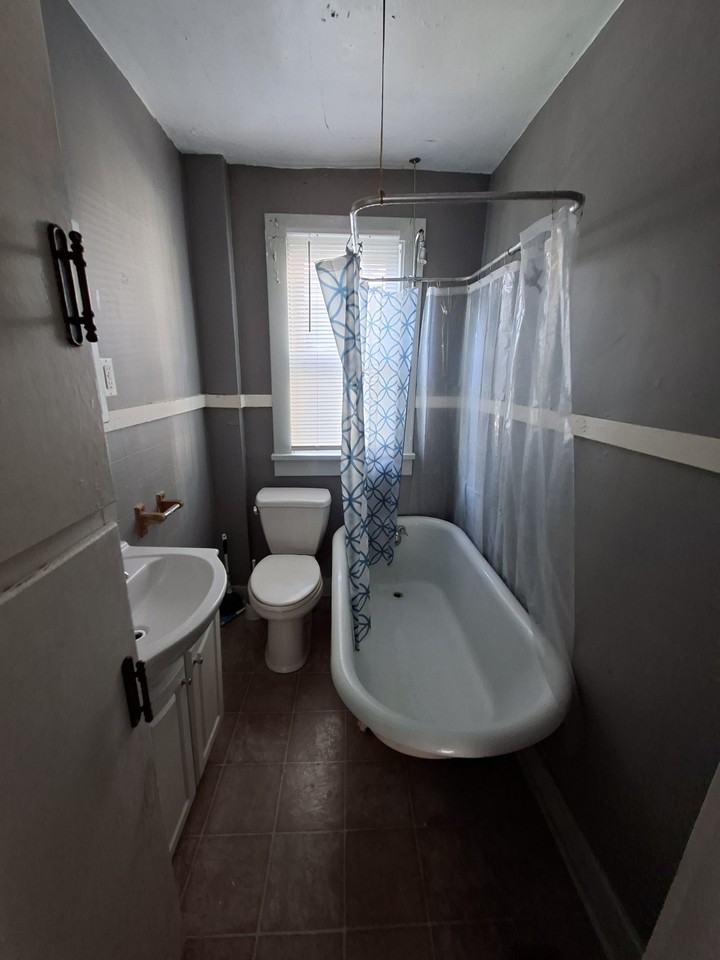 1195 Sw Fillmore St #3 - Photo 4 of 6