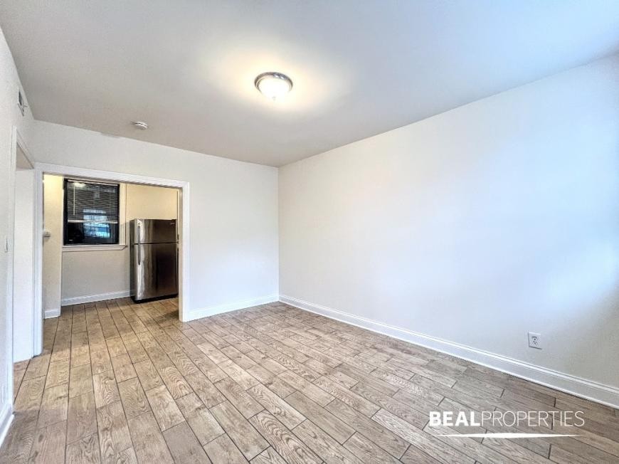 3902 N Janssen Ave - Photo 4 of 10