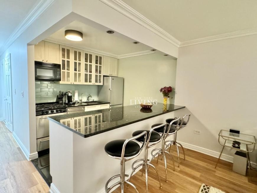 222 W 14th St - Photo 5 of 10
