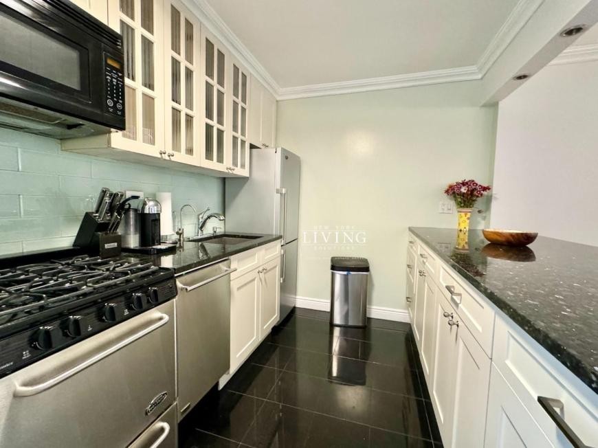 222 W 14th St - Photo 6 of 10