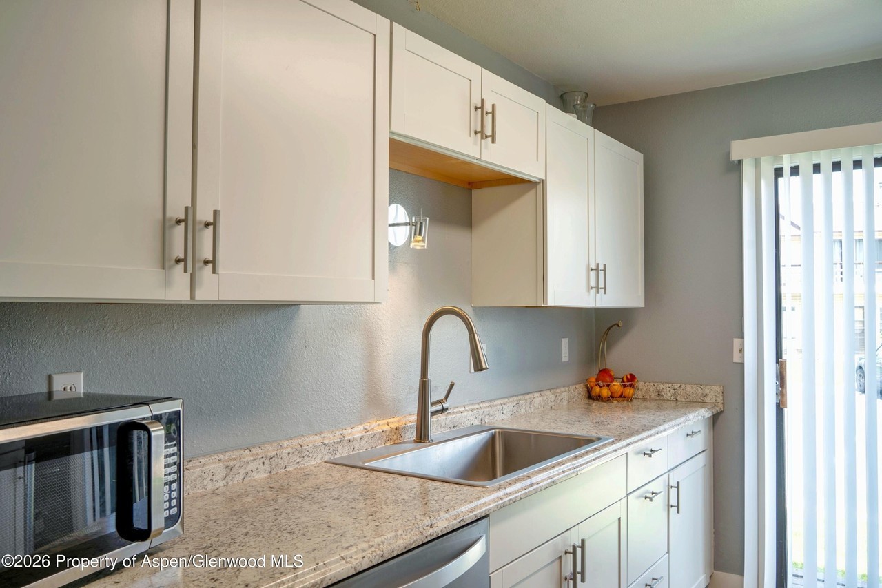 998 Wamsley Way - Photo 6 of 12