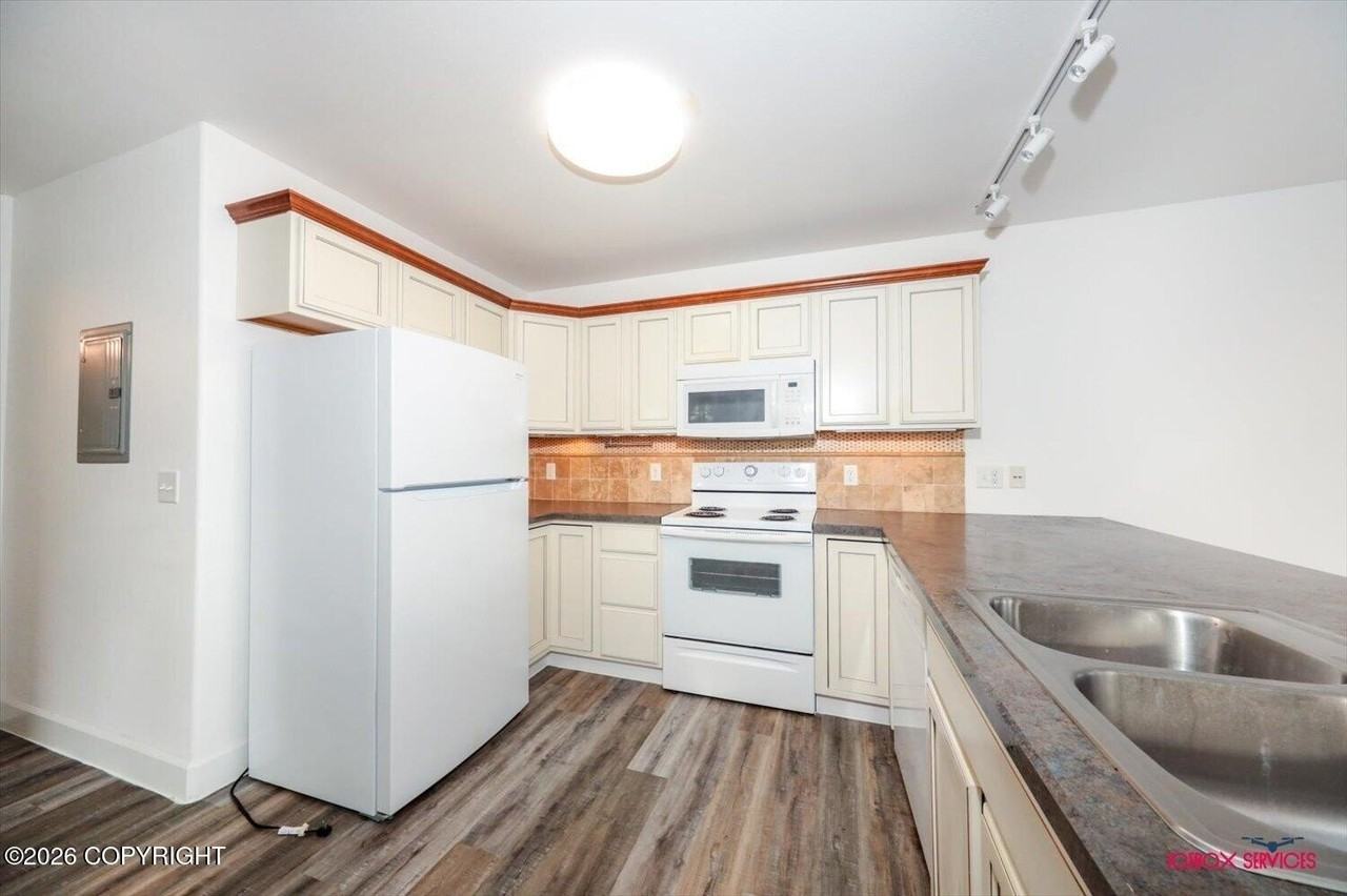 706 E Mckenzy Menard Cir - Photo 4 of 34